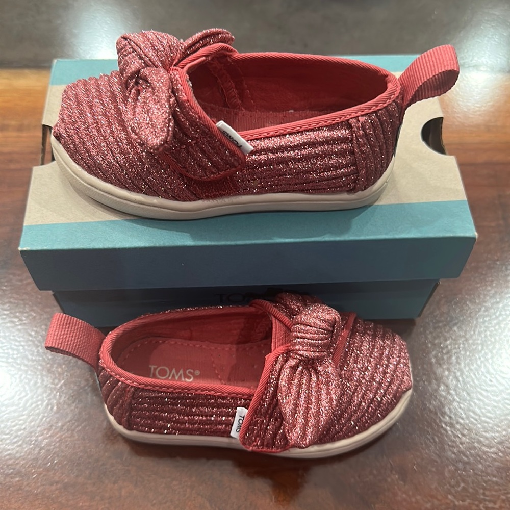 Tom’s pink little girls shoes size 5